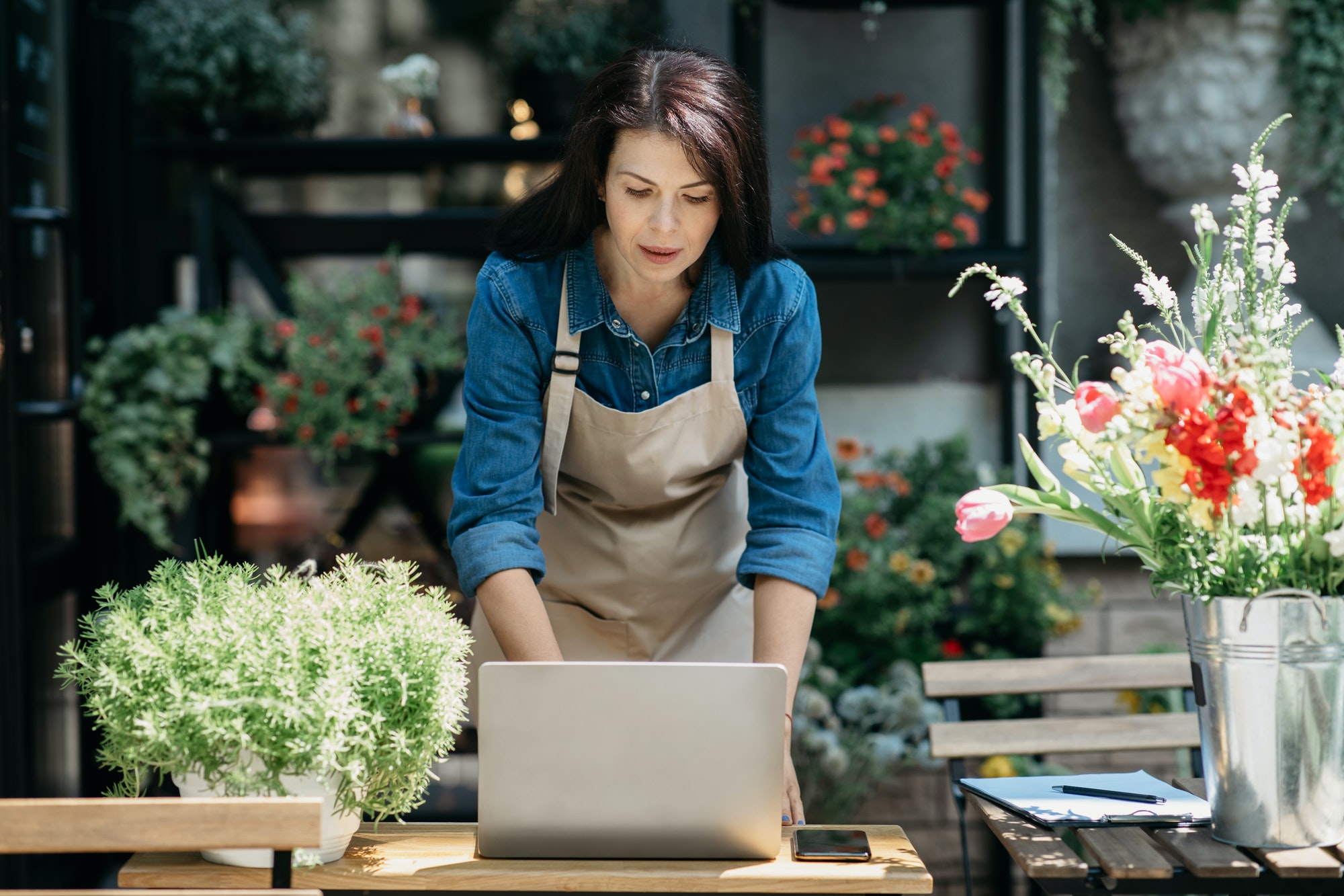 Een Comfortabele en Budgetvriendelijke Tuin: Goedkope Loungebanken en 8-Persoons Diningsets