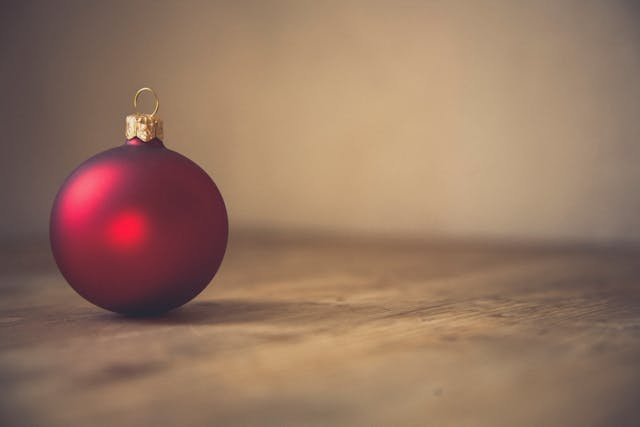 LED Kaarsen en Glazen Kerstballen: Tijdloze Sfeer in een Modern Jasje