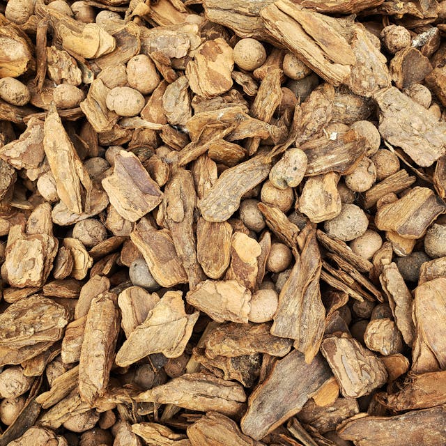 Hout pellets en vijver te koop: comfort en natuur samen in huis en tuin